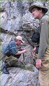 Сотрудники НГКМ Николай Балацкий и Андрей Мугако обследуют вход в Барсуковскую пещеру. Август 2006