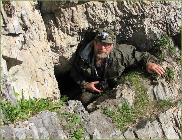 Белкин Анатолий Дмитриевич спускается в Барсуковскую пещеру.