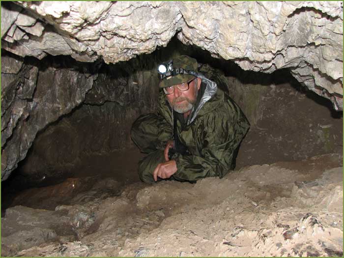 Белкин Анатолий Дмитриевич в Барсуковской пещере.