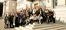 УВЕЛИЧИТЬ! 1920 x 1080= 740 Kb
Участники конференции на ступенях Университета.
Украина, Киев, 5 октября 2011